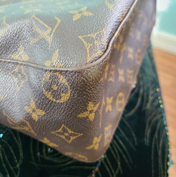 Louis Vuitton GM Looping Bag - Picture 10 of 16